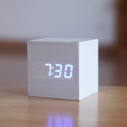 Digital träklocka med LED-display