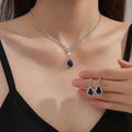 Karnz | Glittrande blå dropp-diamant-halsband och örhänge set